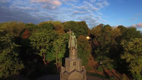 Denkmal-Prinz-Wladimir-mit-Kreuz-in-der-Hand-in-Sommerpark-Kiew-Stadt,-Ukraine