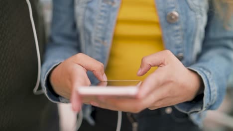 Recortado-disparo-de-la-mano-de-la-mujer-mensaje-de-texto-en-el-teléfono-inteligente