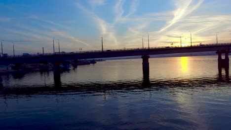 Autos-fahren-auf-der-Brücke