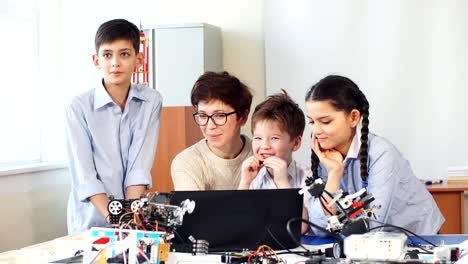 Niños-felices-aprenden-programación-usando-computadoras-portátiles-en-clases-extracurriculares