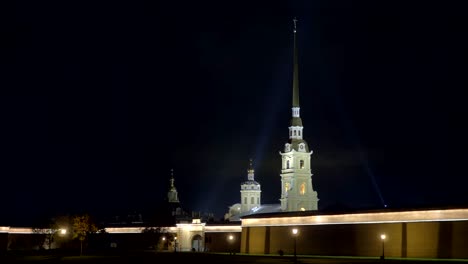 beleuchtete-Peter-und-Paul-Festung-in-Sankt-Petersburg-in-der-Nacht