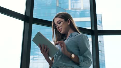 Young-business-woman-using-tablet-pc