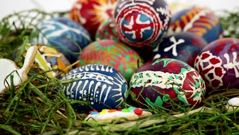 Nest-mit-bemalten-Eier-für-Ostern