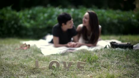 Hermosas-lesbianas-son-relajantes-en-portada-en-el-Parque