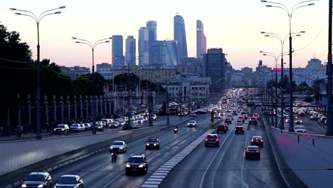 Verkehr-auf-der-Autobahn-der-Stadt-(am-Abend),-Moskau,-Russland