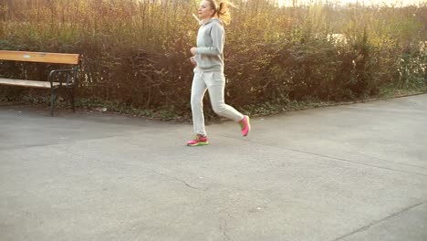 Eine-Frau-ist-im-Park-Joggen.