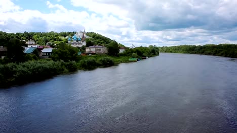 flying-over-the-river-and-beautiful-views-of-the-temples-in-Gorokhovets