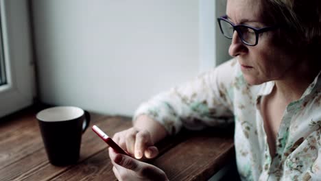 Frau,-die-gerade-etwas-auf-dem-Bildschirm-des-Smartphones