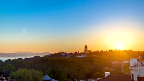 Amanecer-en-el-Estambul-de-arriba-con-el-puente-del-Bósforo-y-Palacio-Museo-de-Topkapi-timelapse---Estambul---Turquía