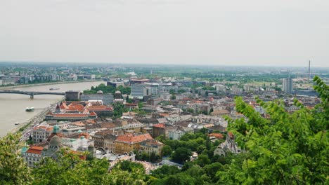 Panamericana-de-tiro:-Panorama-de-la-ciudad-de-Budapest,-Hungría.-Una-de-las-ciudades-más-bellas-de-Europa