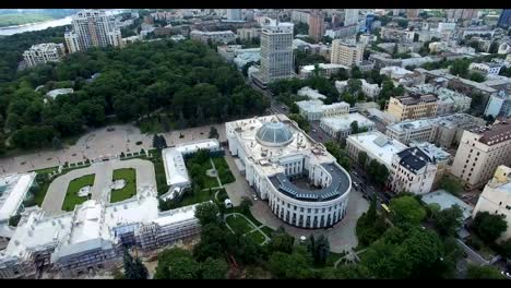 Monumentos-Palacio-de-Mariinsky-Verkhovna-Rada-y-el-Mariinsky-Parque-de-Kiev-en-Ucrania