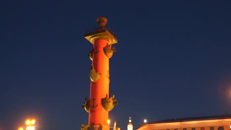 Rostral-Spalte-in-der-Nacht.-Sankt-Petersburg