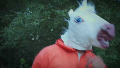 4K-Halloween-Mann-mit-Einhorn-Pferd-Maske-tanzen