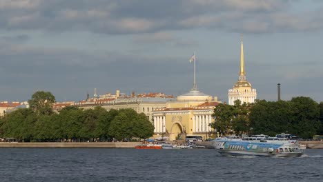 Zeitraffer-der-Newa,-Admiralität-im-Sommer---St.-Petersburg,-Russland