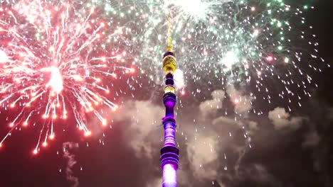 Fuegos-artificiales-en-la-torre-de-televisión-(Ostankino),-Moscú,-Rusia