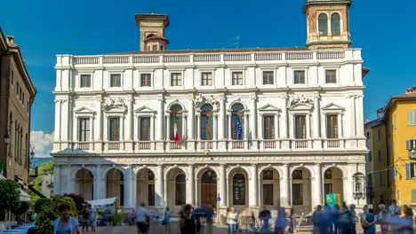 Wichtigsten-Platz-Piazza-Vecchia-in-einer-italienischen-Stadt-Bergamo-Zeitraffer.-Bibliothek-und-historische-Gebäude