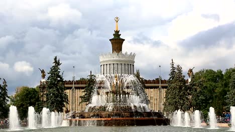 Pavillon-der-Ukraine,-steinerne-Blume-Brunnen