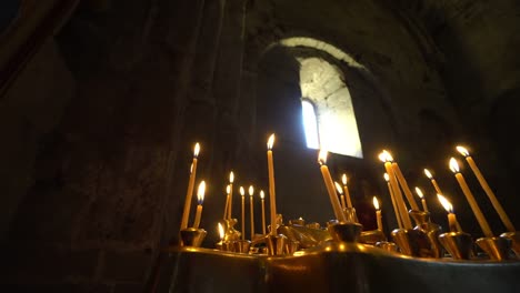 Taperos-velas-ardiendo-en-iglesia