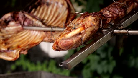 Se-fríe-la-carne-en-una-parrilla-en-un-asador.