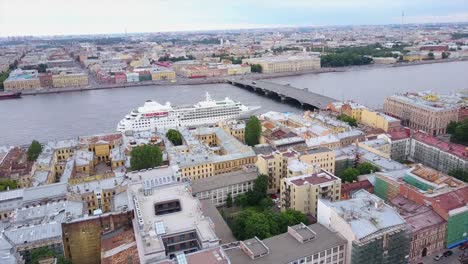 Rusia-verano-día-San-Petersburgo-paisaje-urbano-río-aéreo-panorama-4k