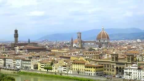 Fantastischer-Panoramablick-über-Fluss,-Gebäude-und-Kirche-von-Santa-Maria-del-Fiore