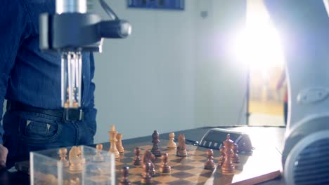 Innovative-Spiele-Emulator,-Roboter-spielt-Schach-mit-einem-Menschen.-Futuristische-Roboter-Konzept.