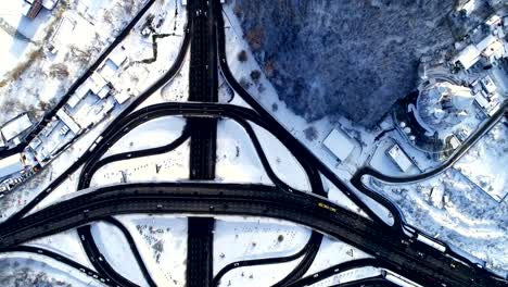 Vista-aérea-de-un-intercambio-de-la-carretera-de-turbina-en-Kiev.