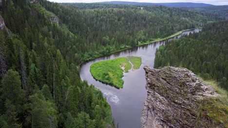 Mirador-de-montaña-hermosa-alta-de-las-montañas.-Clip.-Gran-valle-con-bosque-de-eucaliptos-gruesa.-Vista-superior-de-un-gran-acantilado-en-el-bosque