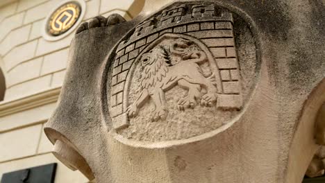 Casa-de-Ayuntamiento-de-Lviv-con-ciudad-emblema-closeup,-centro-turístico,-viajes