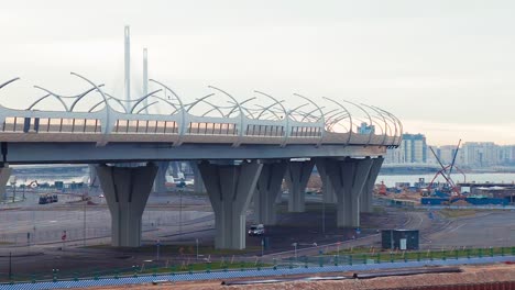 puente-en-la-orilla-del-Golfo-de-Finlandia-en-San-Petersburgo