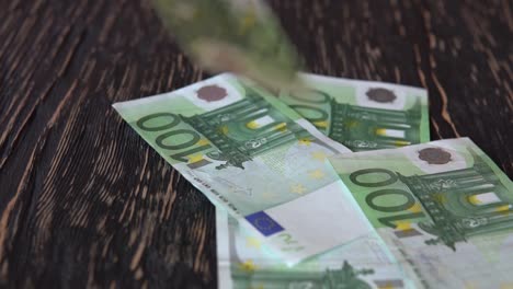 Euro-Banknoten.-Geld-auf-dem-hölzernen-Hintergrund-fallen