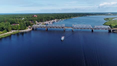 Bahnbrücke-Drohne-Flightabove-Lielupe-Flusses-Jurmala-Stadt,-grüne-Natur,-Schiff-Boot