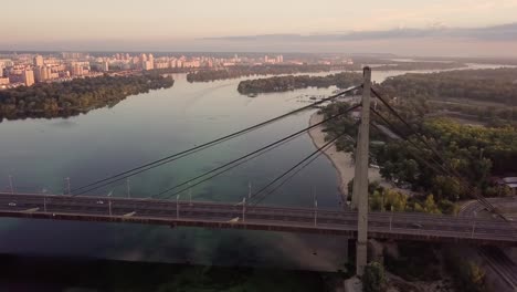 Video-Brücke-bei-Sonnenuntergang-in-Kiew-Ukraine