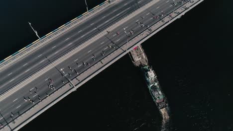 Fooage-aérea-drone-de-4K.-Maratón-en-el-puente.-Barco-bajo-el-puente