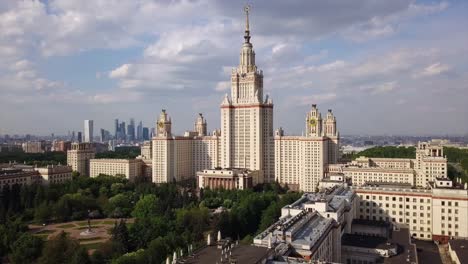 día-soleado-Moscú-ciudad-famosa-Universidad-aérea-Rusia-panorama-4k