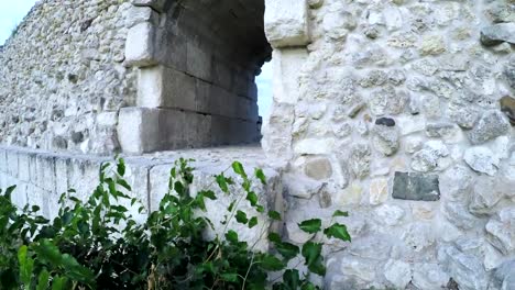 Ruinas-de-pared-de-piedra-de-la-ciudad-griega-de-Chersonese