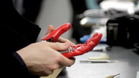 Nahaufnahme-der-bionische-Hand-wird-durch-den-Fachmann-in-seiner-Werkstatt-angesehen