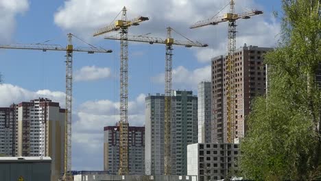 Un-lago-contra-el-fondo-de-las-casas-en-construcción.-Se-construyen-rascacielos-cerca-del-lago.-Construcción-de-edificios-residenciales-cerca-del-lago.