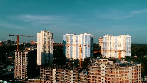 der-Baukran-und-das-Gebäude-gegen-den-blauen-Himmel