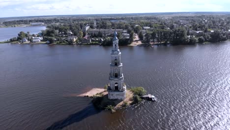 Berühmte-überflutet-Glockenturm-Kaljasiner-Russland-Luftbild