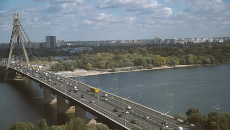 Brücke.-Die-Brücke-über-die-Straße-zu-transportieren.-Ansicht-von-oben