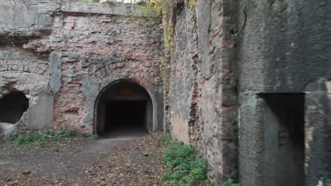 Bogen-Sie-in-die-alte-Mauer-einer-militärischen-Festung