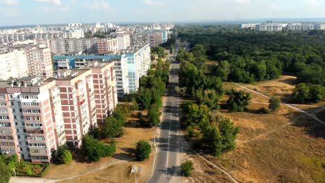 Vista-aérea-de-edificios-residenciales-de-varios-pisos-en-la-ciudad