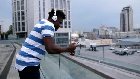 Surprised-man-reading-sms-on-smart-phone-outdoors