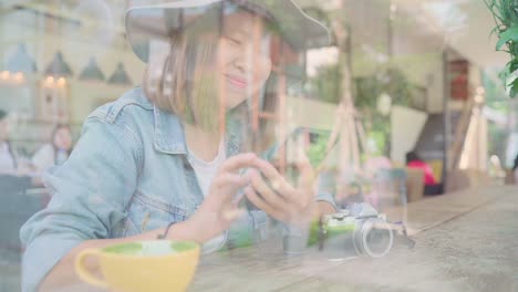 Freie-asiatische-Geschäftsfrau-mit-Smartphone-zum-sprechen,-lesen-und-SMS-beim-Sitzen-am-Tisch-im-Café.-Lebensstil-smart-schöne-Frauen-arbeiten-bei-Coffee-Shop-Konzepte.