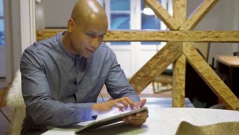 Hübscher-afroamerikanische-junger-Mann-mit-Tablet.