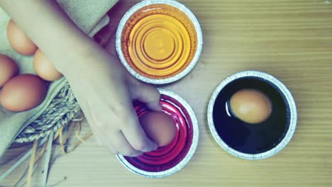 Feliz-Pascua-en-la-mesa-decorada-con-huevos-de-Pascua.