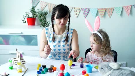 Niña-decoración-huevo-de-Pascua-con-su-madre