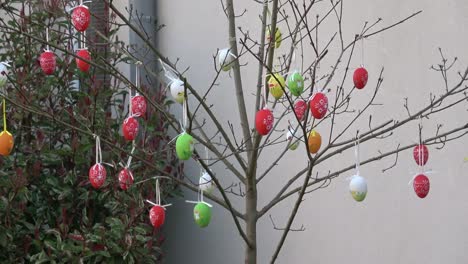 Osterdekoration-für-Garten-und-Garten.-Happy-Ostermeister.