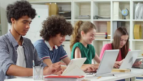 Schüler-mit-Gadgets